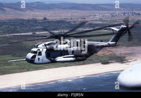 Die Sikorsky CH-53A, Registrierung 153311, wurde von HMH-361 betrieben, die in Camp Pendleton stationiert war. Dieser Schwerhubschrauber wird für den Transport von Truppen und Ausrüstung bei militärischen Operationen eingesetzt. Das Foto, aufgenommen am 20. Juli 1995, fängt das Flugzeug während einer militärischen Übung ein. Stockfoto
