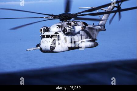 Ein Bild eines Sikorsky CH-53A Hubschraubers (153311), der zur HMH-361 gehört und im Juli 1995 in Camp Pendleton aufgenommen wurde. Stockfoto
