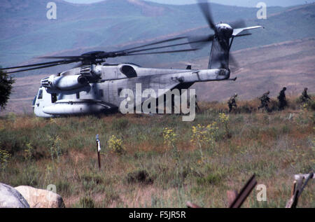 Dieses Foto zeigt einen Sikorsky CH-53A Hubschrauber von HMH-361, der im Juli 1995 in Camp Pendleton stationiert war. Das Bild stellt die militärischen Fähigkeiten und Einsatzbereitschaft des U.S. Marine Corps dar. Stockfoto