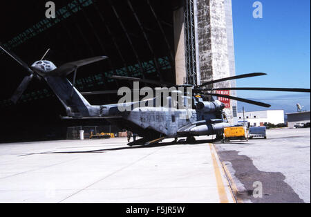 Am 20. Juli 1995 wurde die Sikorsky CH-53A YN53, die der HMH-361 zugeordnet war, auf der Marine Corps Air Station Santa Ana fotografiert. Dieser schwere Helikopter wird für Truppentransporte und Frachtmissionen eingesetzt, ein wichtiges gut in der Flotte des U.S. Marine Corps. Stockfoto