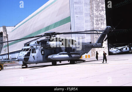 Die Sikorsky CH-53A, die zur HMH-361 gehört, wird hier am 20. Juli 1995 auf der Marine Corps Air Station Santa Ana gesehen. Dieser Schwerhubschrauber ist eine wichtige Ressource für den Transport von großer Ausrüstung und Truppen bei militärischen Operationen und bietet wichtige logistische Unterstützung für das U.S. Marine Corps. Stockfoto