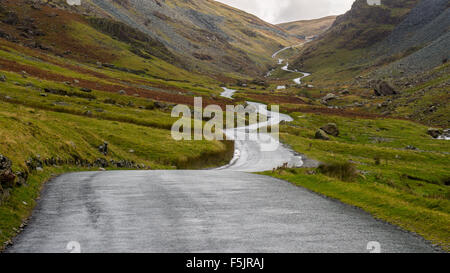 Eine hohe route durch die englischen Lake District mit einer alten Schiefer mir auf dem Gipfel des Passes Stockfoto