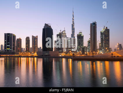 Skyline von Türme spiegelt sich im Bach in der Abenddämmerung in Business Bay in Dubai Vereinigte Arabische Emirate Stockfoto
