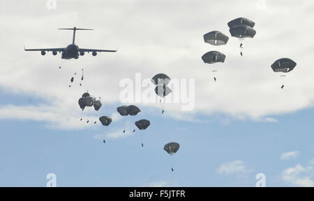 Madrid, Spanien. 4. November 2015. US-Fallschirmjäger von der 82. US-Luftlandedivision nehmen Teil an der NATO-Übung Trident Zeitpunkt in Zaragoza, Spanien, am 4. November 2015. Die größte NATO-Übung in den letzten 10 Jahren ist in der Nähe der spanischen Stadt Saragossa fort, als Operation Trident Phase 2015 bewegt sich in der Schlussphase. Bildnachweis: Xie Haining/Xinhua/Alamy Live-Nachrichten Stockfoto