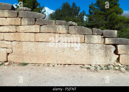 Zyklopischen Mauer das Schatzhaus des Atreus oder Grab des Agamemnon an antiken Mykene zeichnet sich durch den Einsatz von massiven Steinen von i Stockfoto