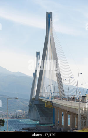 Hängebrücke überqueren Korinth Golf Meerenge, Griechenland. Ist der zweite längste Kabel-gebliebene Brücke der Welt Stockfoto