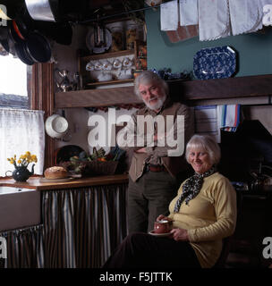 Porträt eines älteren Paares in einem Cottage-Küche für nur zur redaktionellen Nutzung Stockfoto