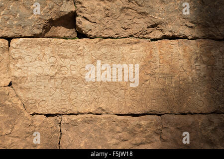 Antike griechische Inschrift griechische Schrift finden Sie unter Delphi, Griechenland Stockfoto