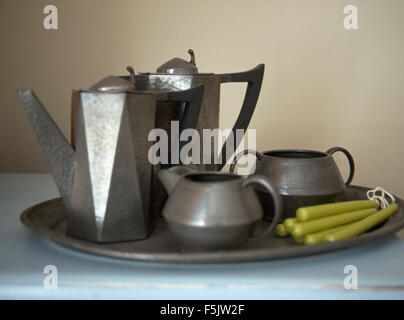 Nahaufnahme einer dreißiger Jahre Zinn Tee und Kaffee-Set Stockfoto