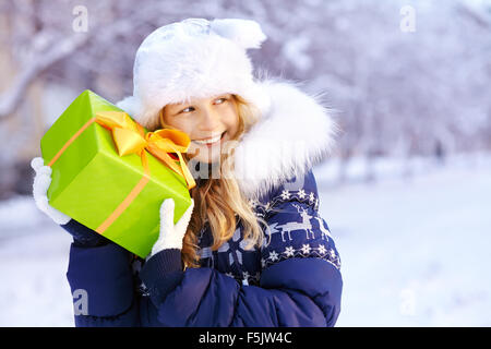 Junges Mädchen mit einem Geschenk in ihren Händen Stockfoto