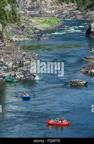 Sparren und Menschen springen von hohen Felsen am Swimming Hole am Clark Fork River in Alberton Schlucht in der Nähe von Alberton, montana Stockfoto