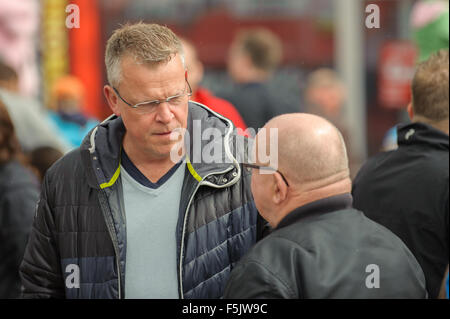 IFK Norrköping Fußballtrainer Janne Andersson Gespräche mit Einheimischen in Norrköping, Schweden. Stockfoto