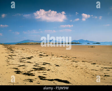 Traeth Penrhos, westlich von Newborough Strand mit Llanddwyn Island und die Nord-östlichen Gipfel der Lleyn Halbinsel Isle of Anglesey, Wales, UK Stockfoto