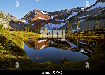 WASHINGTON - Red Mountain in einen kleinen Teich im Bereich obere Lyman Seen Becken des Glacier Peak Wilderness widerspiegelt. Stockfoto