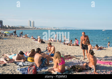 Sonnenbaden am Stadtstrand, Barceloneta,Barcelona.warning,danger,sunburn,sun,burnt,beach,Catalonia,Spain. Stockfoto