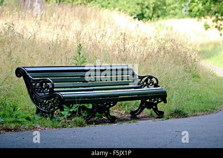 Schöne Sitzbank im Greenwich Park, perfekt Englisch Sommernachmittag Stockfoto
