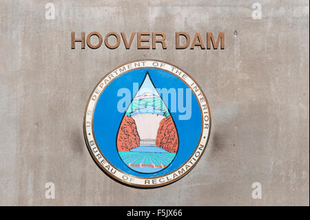 Hoover Dam Emblem auf eine Betonwand. Stockfoto