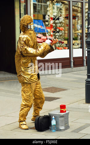 Wien, Österreich - 20. Juni 2011: Street Performer Geigenspiel im Zentrum der österreichischen Hauptstadt am 20. Juli 2011 in Wien, Stockfoto