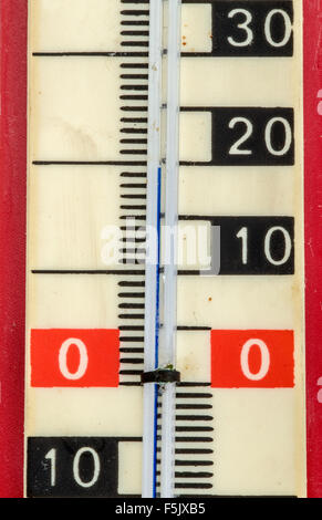 Detail der alten roten Kunststoff Spirt Retro-thermometer Stockfoto