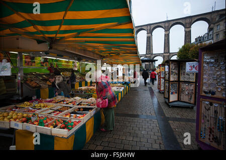 Morlaix, Bretagne, Frankreich. Der Markt und Altbauten und Viadukt. Oktober 2015 Frau im roten Mantel-Modell veröffentlicht. Stockfoto