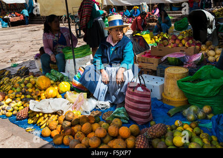 Pisac, Peru - Dezember 2013: Einheimische auf einem Markt in der Stadt von Pisac, im Heiligen Tal. Stockfoto