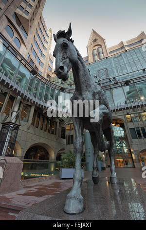 Reiterstatue von Althea Wynne in Minster Court in Mincing Lane, London Stockfoto