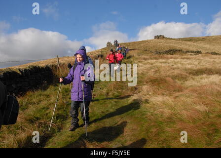 Wanderer auf Kinder Scout ein Höhepunkt auf der Pennine Way und Teil des Peak District über Manchester. Stockfoto