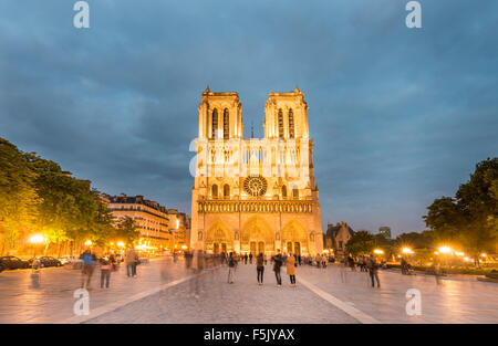 Kathedrale Notre-Dame bei Dämmerung, Innenraum, westliche Fassade, Ile De La Cite, Paris, Region Ile de France, Frankreich Stockfoto