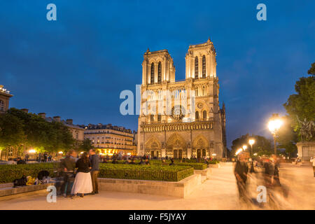 Kathedrale Notre-Dame bei Dämmerung, Innenraum, westliche Fassade, Ile De La Cite, Paris, Region Ile de France, Frankreich Stockfoto