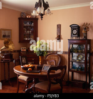 Antiker Tisch mit passenden Stühlen im edwardianischen Stil Speisesaal mit einer kleinen vorderen Vitrine und ein Eckschrank Stockfoto