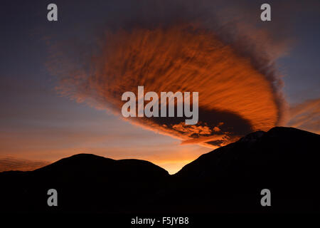 Feurig roten Wolken über Berge, Sonnenuntergang, Altiplano, Anden Stockfoto