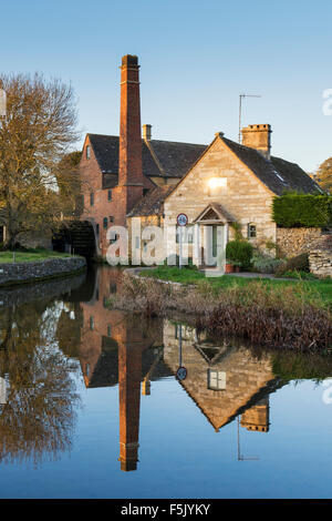 Die alte Mühle und Reflexion. Lower Slaughter in der Herbstsonne. Cotswolds, Gloucestershire, England Stockfoto