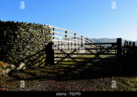 Trockensteinmauer, Tor und Zaun. Troutbeck, Nationalpark Lake District, Cumbria, England, Vereinigtes Königreich, Europa. Stockfoto