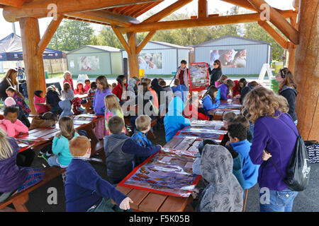 Schüler, 4. Klasse mit den Lehrern, die Teilnahme an der Demonstration. Lebenszyklus der & Chinook Lachs Coho, Alaska State Fair. Stockfoto