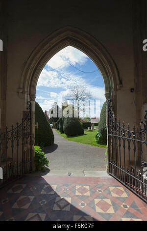 Gewölbte Eingang zum Holy Trinity Church, Long Melford, Suffolk Stockfoto