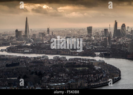 Hoch das Bankenviertel City of London, Canary Wharf in den Docklands in der Dämmerung an einem grauen Tag zu finanzieren Stockfoto