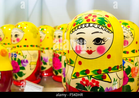 Bunten Matroschka Puppen Puppen auch bekannt als eine russische Verschachtelung. Beliebtes Mitbringsel Stockfoto