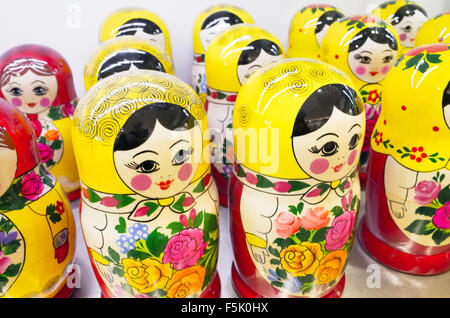 Bunte hölzerne Matroschka Puppen, Puppen auch bekannt als eine russische Verschachtelung. Beliebtes Mitbringsel Stockfoto