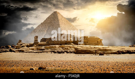 Gewitterwolken über der Pyramide des Cheops in Giza Stockfoto