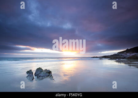 Sonnenuntergang und zurückweichenden Flut an Freathy Strand Whitsand Bay Cornwall UK Stockfoto