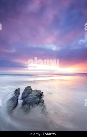 Sonnenuntergang und zurückweichenden Flut an Freathy Strand Whitsand Bay Cornwall UK Stockfoto