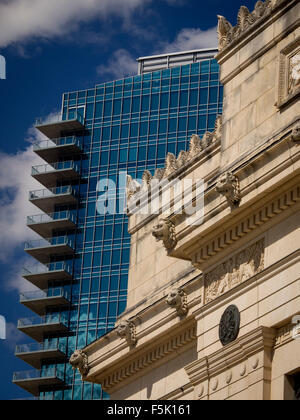 Ft Worth Tx USA - alte Hauptpost in die 30er Jahre Kontraste mit 21. Jahrhundert Omni Hotel in der Innenstadt von Fort Worth gebaut. Stockfoto