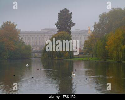 Eine neblige St James Park in London im Herbst Stockfoto