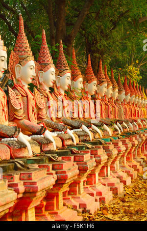 Lange Linie der roten Buddhas in der Nähe von Bodhi Tataung, Monywa (Mandalay), Myanmar, Birma, Südostasien Stockfoto