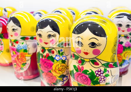Matroschka Puppen Puppen auch bekannt als eine russische Verschachtelung. Beliebtes Mitbringsel Stockfoto