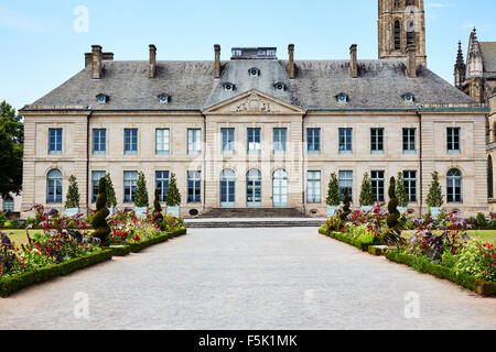 Beaux Arts Museum und Dom Saint-Etienne in Limoges, Haute-Vienne, Limousin, Frankreich. Stockfoto