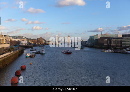 Blick entlang der Themse in Richtung Tower Bridge Stockfoto