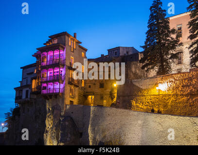 Blickte zu den hängenden Häusern in Cuenca, Castilla-la Mancha, Spanien Stockfoto