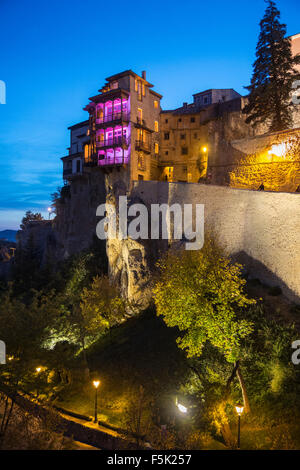 Blickte zu den hängenden Häusern in Cuenca, Castilla-la Mancha, Spanien Stockfoto