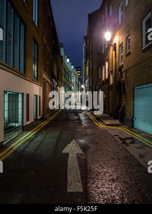 Eine Seitenstraße Soho in London bei Nacht Stockfoto